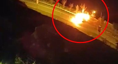 Seyir halindeki hafif ticari araç alev topuna döndü, o anlar kamerada