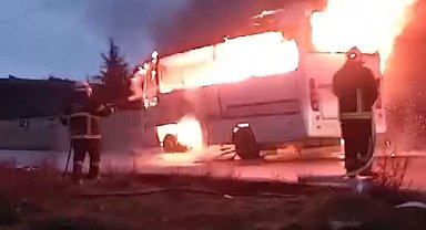 Seyir halindeki midibüs alev alev yandı