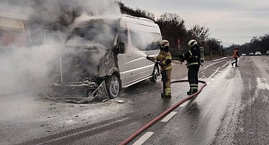 Seyir halindeki servis minibüsü yandı