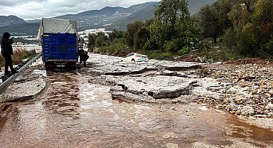Şiddetli yağmur ve dolu sele neden oldu, yol ulaşıma kapandı