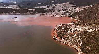Şiddetli yağmur ve dolu sele neden oldu, yol ulaşıma kapandı
