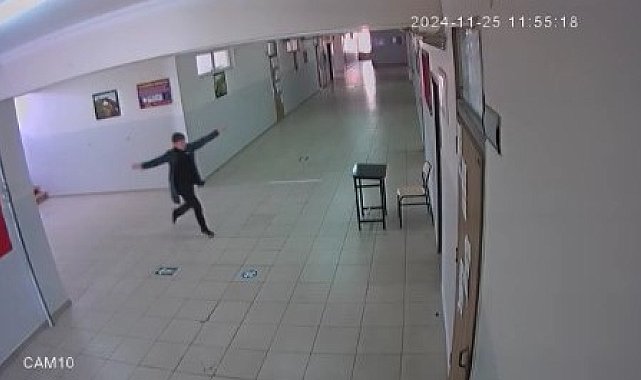 Silvan'da nöbetçi öğrenci koridorda halay çekti; o anlar kamerada