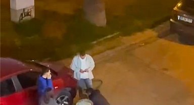 Sırtından bıçaklanan gence vatandaşların yardım anı kamerada; 6 gözaltı