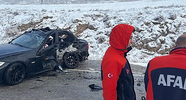 Sivas'ta hafif ticari araç ile otomobil çarpıştı: 5 yaralı