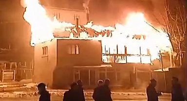 Sivas'ta köyde çıkan yangında iki katlı ahşap ev kül oldu