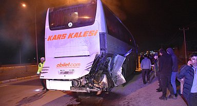 Sivas'ta yolcu otobüsü çöp kamyonuyla çarpıştı: 4 yaralı