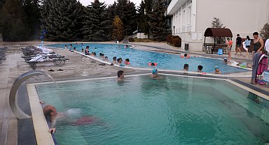 Soğuk havada 40 derecelik termal havuzda kış tatili