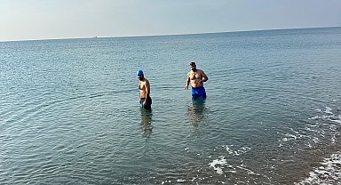 Soğuk havaya aldırmadan denizde yüzdüler