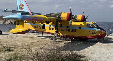 Su alırken batan söndürme uçağı, 7 aydır karada bekliyor; çocuklar kokpitte oynuyor