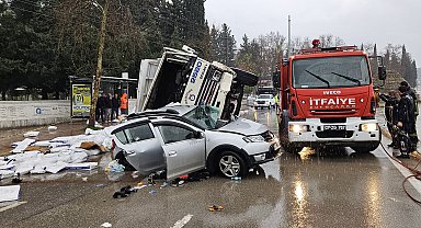 Sürücü koltuğundayken üzerine kamyon devrildi