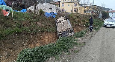 Takla atıp su kanalına düşen otomobilin sürücüsü yaralandı