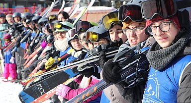 Tatile çıkan öğrenciler Palandöken'de stres atıyor