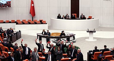 TBMM Genel Kurulu'nda, CHP grubundan 'kırmızı kartlı' tepki