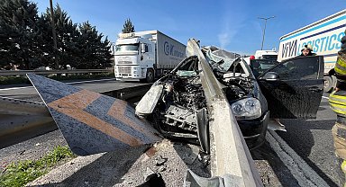 TEM'de, yol ayrımında otomobil bariyere çarptı: 1'i ağır, 4 yaralı