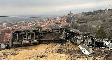 TIR şarampole devrildi; şoför yaralı