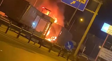 TIR'a arkadan çarpan sunta yüklü TIR alev aldı, araçta sıkışan sürücü öldü