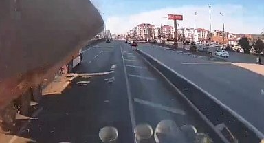 TIR'da yüklü yonca balyaları yola devrildi, o anlar kamerada