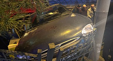 TIR'ın çarptığı otomobil hurdaya döndü; kaza kamerada