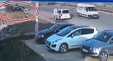 Toprak yığınına çarpıp takla atan otomobildeki 3 kişi yaralandı; kaza anı kamerada