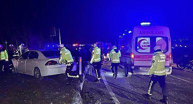 Uşak'ta otomobil ile işçi servisi çarpıştı: 28 yaralı