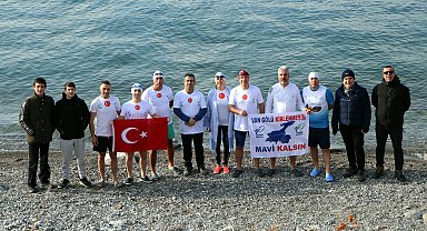 Van Gölü'ne dikkat çekmek için buz gibi suda kulaç attılar