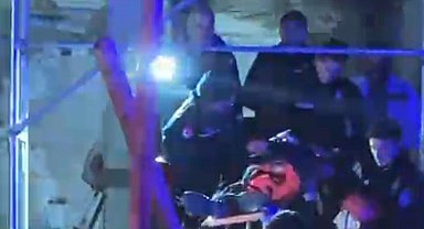 Yakınlarına yardım için gittiği inşatta asansör boşluğuna düşüp yaralandı