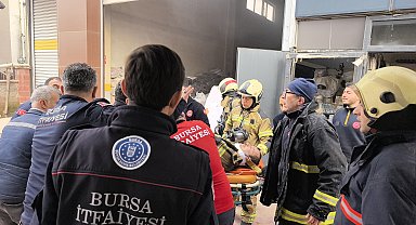 Yangına müdahale eden itfaiye eri, çatının çökmesi ile düşerek yaralandı