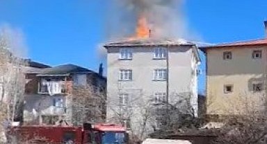 Yangında mahsur kalan 3 çocuğu itfaiye kurtardı