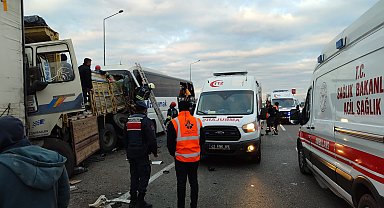 Yolcu otobüsü, park halindeki kamyona çarptı: 2 ölü, 24 yaralı
