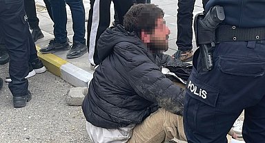 Yoldan geçenleri bıçakla tehdit edince dövülüp polise teslim edilen şüpheli serbest bırakıldı