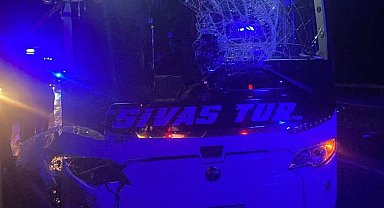 Yozgat'ta yolcu otobüsü TIR'a çarptı; 1 ölü, 1 yaralı