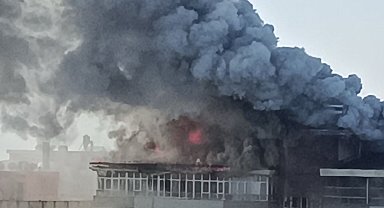 10 katlı binanın çatı katında çıkan yangın, söndürüldü