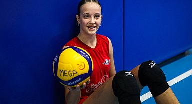 14 yaşındaki milli voleybolcu Lara: Adımı dünyaya altın harflerle yazdırmak istiyorum