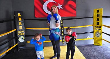 2 çocuk annesi, yavruları için kick boksla ringlere döndü