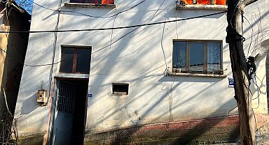 2 katlı ev yangında kullanılamaz hale geldi