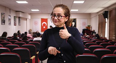 2 yıl sonra mesleğine dönen depremzede öğretmen, işaret dili eğitimi veriyor