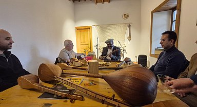 3 telli saz sanatçıları, kampta bir araya geldi