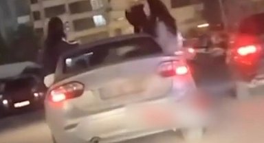 3 yolcu otomobilin camlarından sarktı; sürücüye 2 bin 979 TL ceza