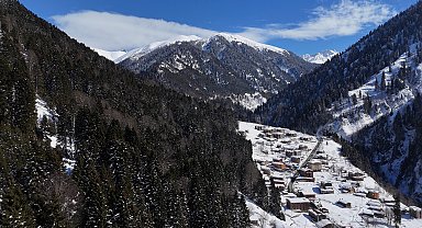 'Beyaz gelinliğini' giyen Ayder'de kar güzelliği