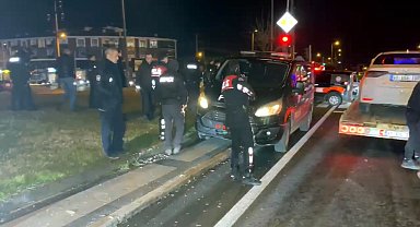 'Dur' ihtarına uymayıp, otomobiliyle polise çarptı; o anlar kamerada