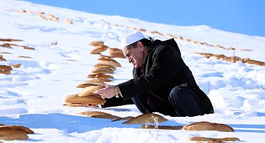 'Kaza bela defolsun' diye karla kaplı doğaya yüzlerce ekmek bıraktılar