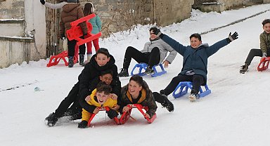 'Muhtar yokuşu'nda kızaklı kar keyfi