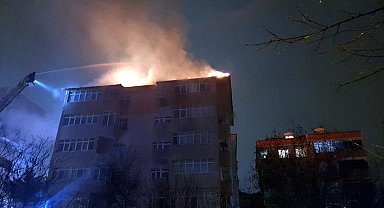 6 katlı binadaki çatı yangınında 6 kişi dumandan etkilendi