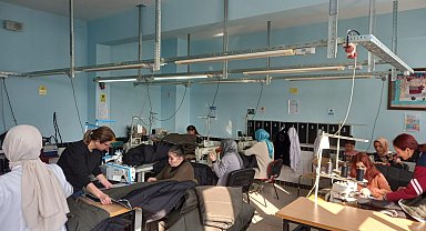 6 Şubat felaketinde öğrenci ve öğretmenler uyku tulumu dikerek depremzedelere destek oldu