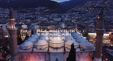 626 yıllık Tarihi Ulu Cami'ye 'Allah iyilik yapanları sever' mahyası asıldı