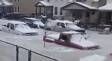 ABD'de soğuk nedeniyle su borusu patladı, sokaklar buzlu su altında kaldı