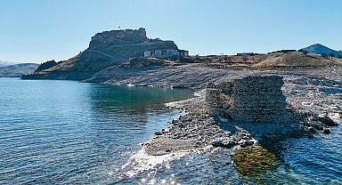 Ada görünümlü 2 bin 800 yıllık Pertek Kalesi'nin nizamiyesi, sular çekilince ortaya çıktı