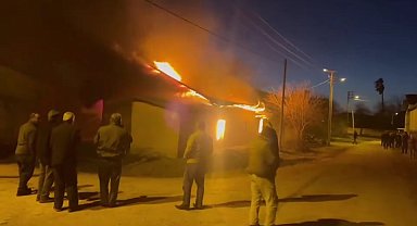 Adana'da bir evde çıkan yangın, bitişikteki evi de yaktı