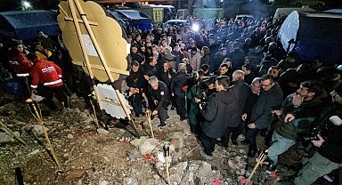 Adana'da depremde ölenler, 96 kişiye mezar olan Alpargün Apartmanı'nda anıldı