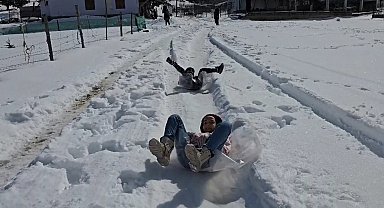 Adana'da, yaylada çocukların naylonla kayak keyfi